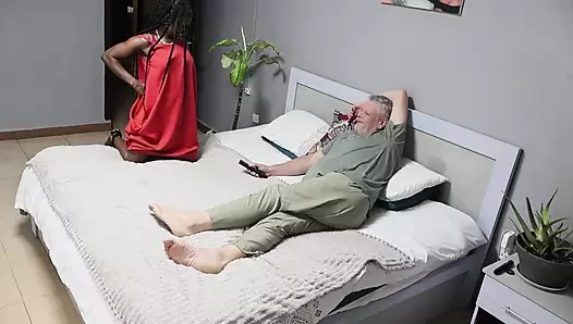 Çömelmiş daha az iç çamaşırı giyerken yenmesi çok tahrik edici ve ikimiz de yoğun bir orgazm yaşıyoruz