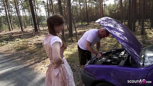 Minyon Alman gözlüklü kız tinyemily araba arızasıyla ilgili yardım için yabancıyla sikişiyor