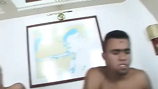 Sevimli genç kız heteroseksüel adamın yarağını emiyorken erotik biseksüel adam yarak emiyor