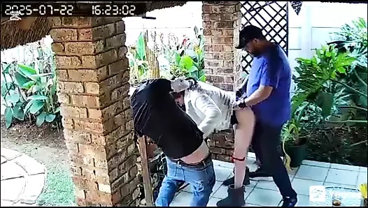 Ben işteyken kamera karımı iki en iyi arkadaşımla sikişirken yakaladı