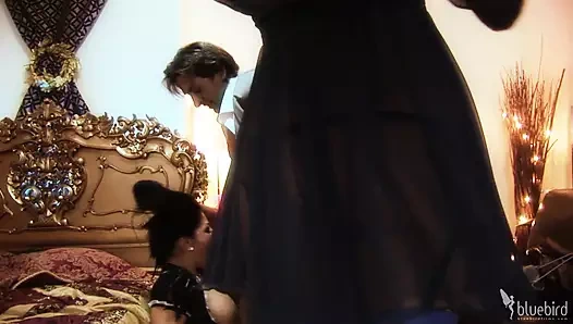 Kralın yemekten sonra seçebileceği iki vajinası var.