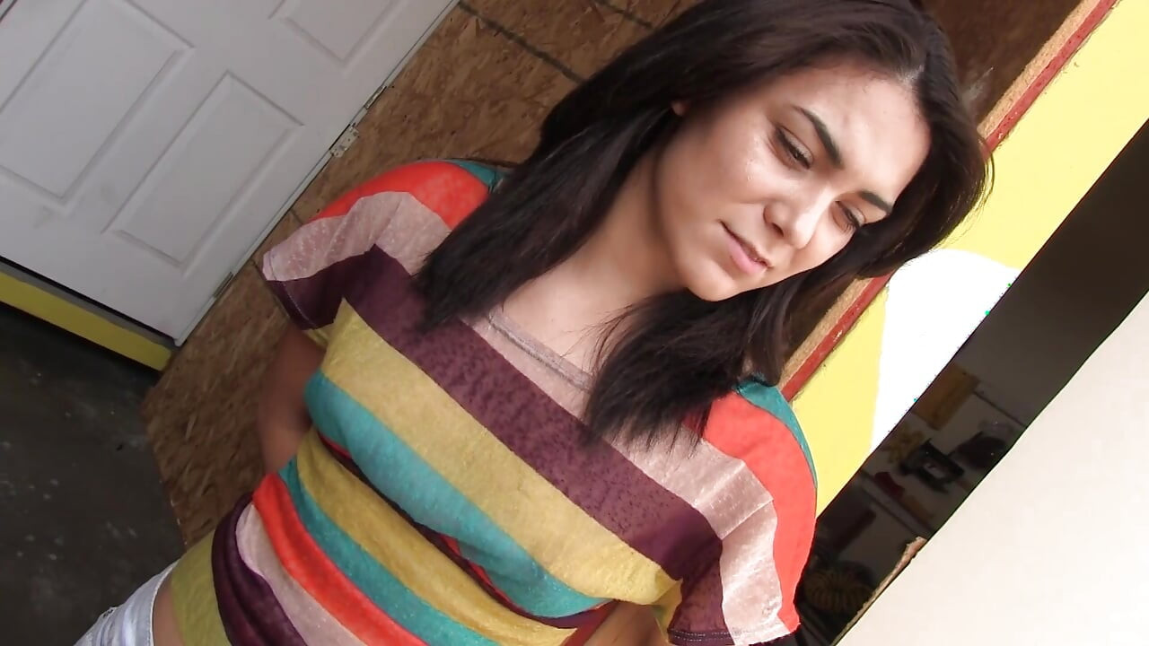 Seksi minyon bebek büyük yarağı alıyor ve sikişiyor