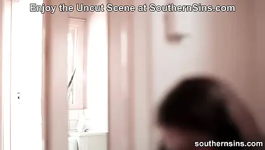 Her zaman birinin beni izlediğini hissediyorum ve Southernsins'te özel bir mahremiyetim yok