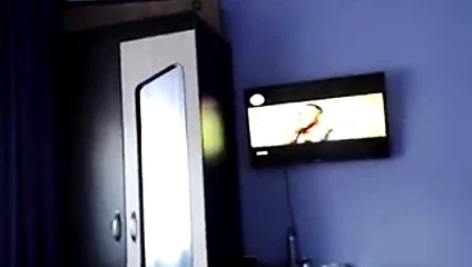 Büyük memeli seksi beyaz kız tokat atıyor