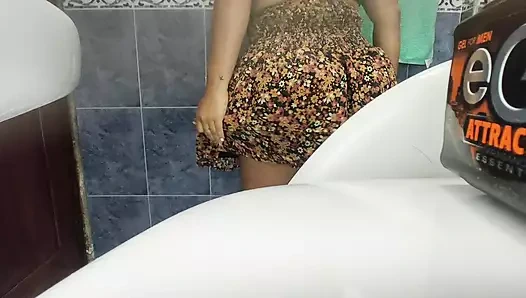 Kadın umumi banyoda işediğini kaydeden kamerayı keşfediyor