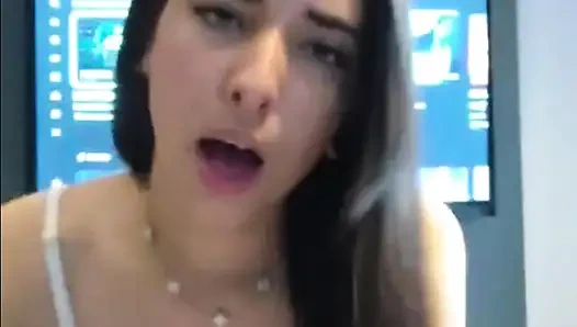 O kadar itaatkar ki içimi sütle dolduruyorum