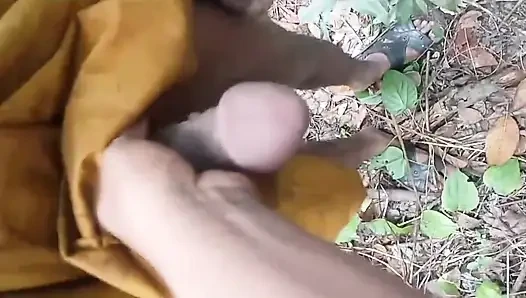 Karısı kocası işteyken bahçeyi temizlemeye gelen biri tarafından sikiliyor