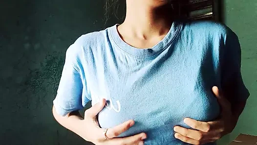 Yalnız kız göğüslerine bakıyor