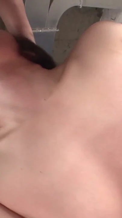 Küçük memeli esmer Japon genç kız ilk sert gırtlağına kadar porno çekiyor | Klip 2