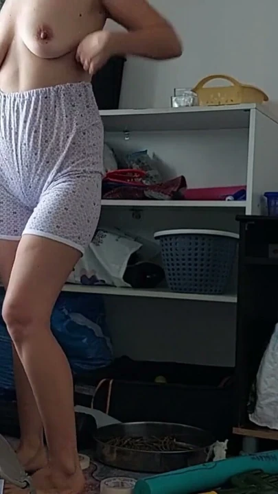 Yaramaz seksi milf çıplak kıyafetler deniyor. Latin tüylü am yatakta kıyafet deniyor. | Bölüm 2