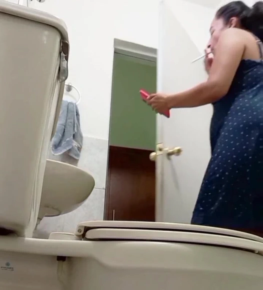 Banyoda sürtük gibi patlarken götüme ve kıllı amcığıma bak.