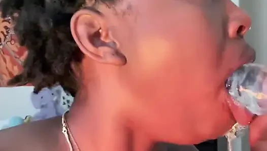 Zenci kadın dildo sakso çekiyor