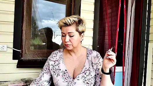 Yetişkin kızlar farklı görünümler denemeyi seviyor, ancak amcıkları ıslak kalıyor... )) Bölüm 2.