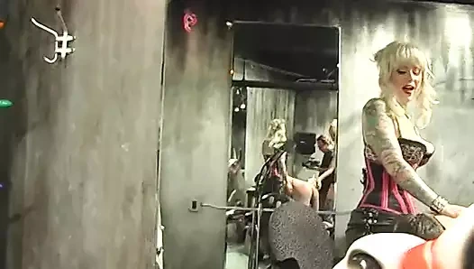 güzel punk sarışın femdoms hakim bir bağlı adam