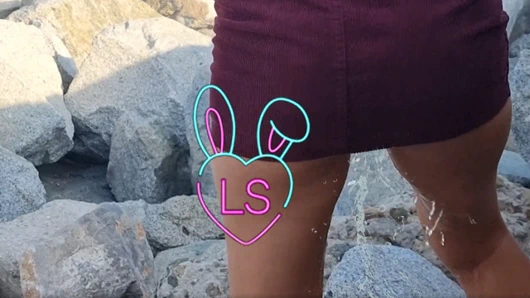 azgın kız alır yaramaz ve squirts tüm üzerinde the plaj