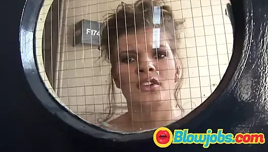 Büyük memeli esmer üçlü grup sekste anal ve büyük yarak istiyor