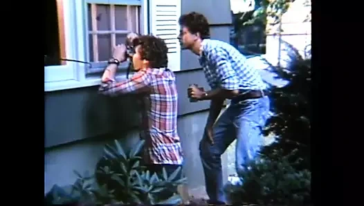 İki ateşli klasik orta yaşlı seksi kadın büyük yaraklarla sikiliyor ve kıllı amına ve ağzına boşalıyor