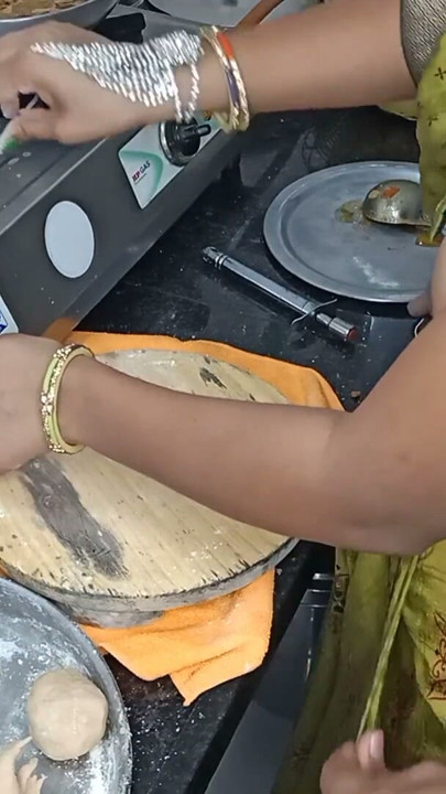 Roti yaparken sertçe vurdu, iki işi aynı anda yaptı | Klip 1