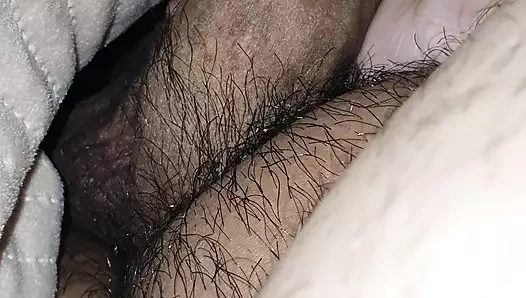 Üvey anne üvey oğlunun taşaklarını tuttu ve onlarla oynuyor