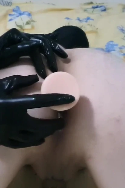 Женское доминирование: введение в уретру члена раба с огромным 12-дюймовым дилатором, трах страпоном, анальные дилдо, прерванный оргазм