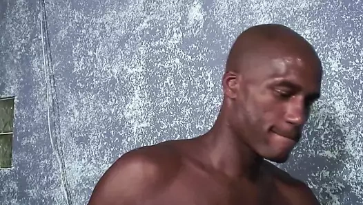 Atletik büyük yaraklı zenci adam istekli beyaz delik buluyor