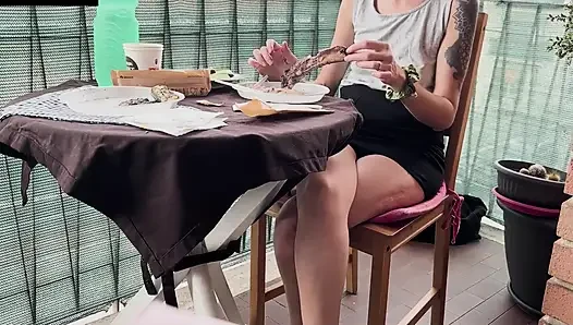 Lara et yiyor, sonra sakso çekiyor ve kanepede dölleniyor