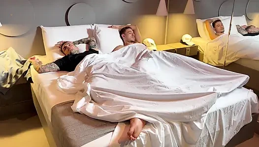 Oda arkadaşım çok çekicidir