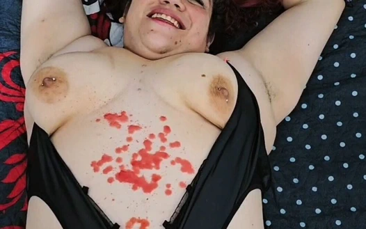 Ateşli mum ıslak kırmızı ve şişmiş amcığını gösteriyor