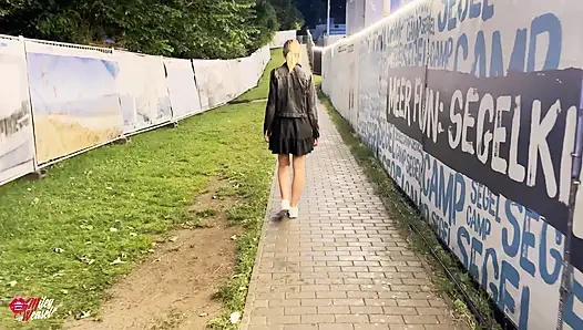 Sarışın orospu folk festivalinde çekildi ve yağmurda sevişti!!