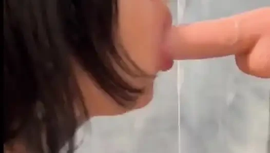 Bu gece duş duvarına dildo emmek çok eğlenceliydi. Patlayana kadar ne kadar ıslanıp siktiğime bayılıyorum. Lezzetli.