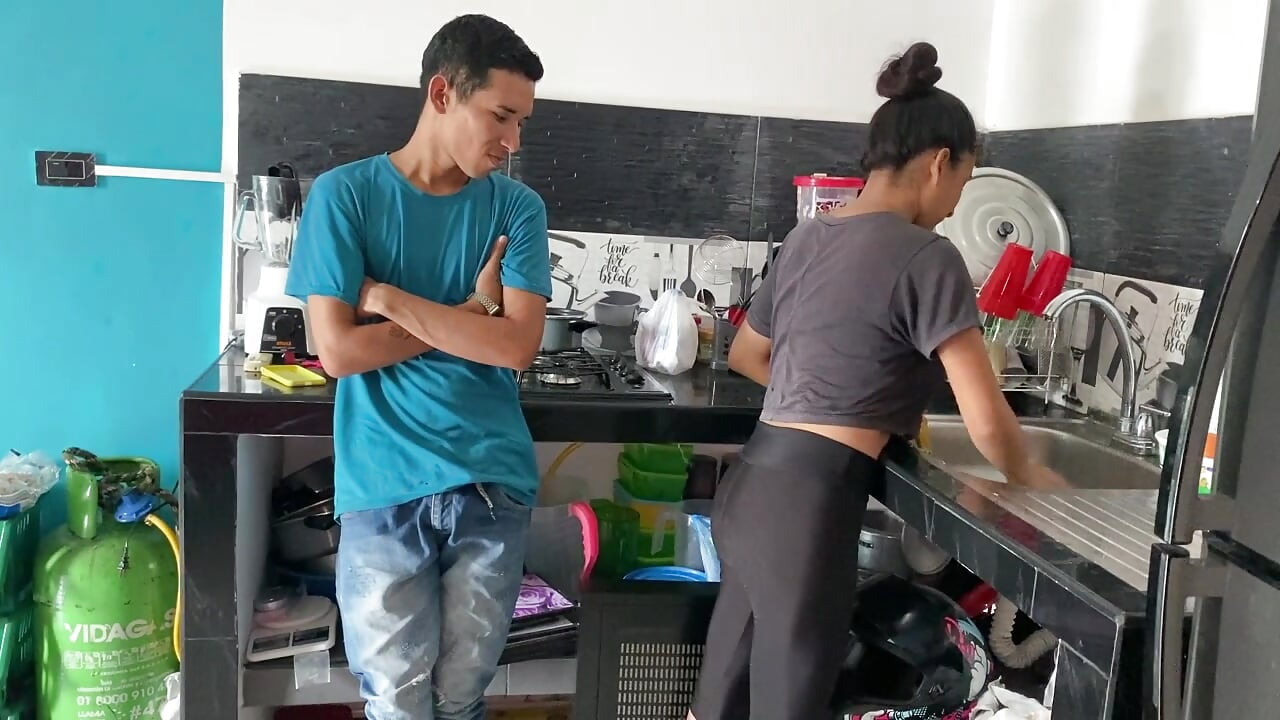 Üvey erkek kardeşim mutfakta küçük amımı sikiyor.