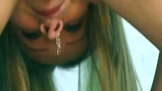 Ateşli Alman gençler kamera önünde poz ve işiyor