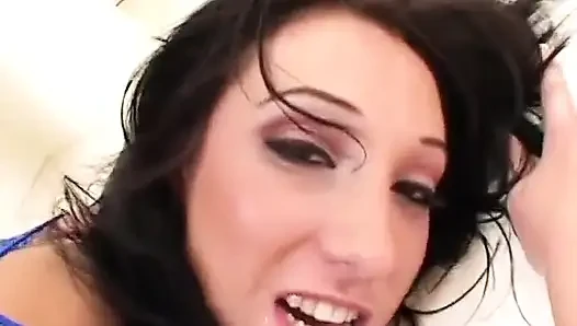 Bu azgın hatun üçlü grup seks sahnesinde iki delikanlının yarağına binmeyi seviyor