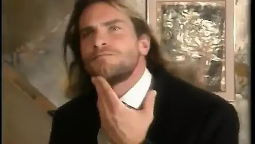 Küçük memeli kaltak kalın yarağa biniyor ve dağınık bir yüze boşalmanın tadını çıkarıyor