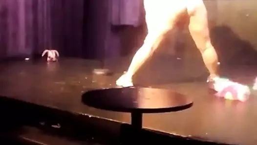 Çıplak şarkıcı kedi