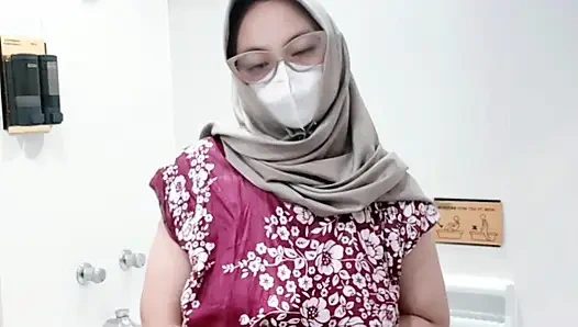 Batik elbiseli bir kızın çeşmesi