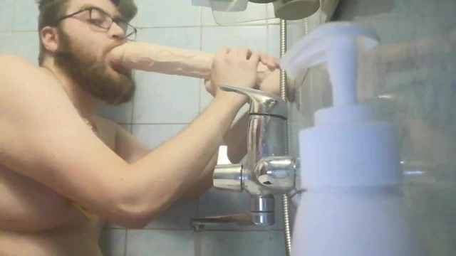 Büyük bir dildo emiyor