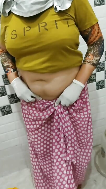 Hintli kadın başka birine yaptırtmak istiyor.