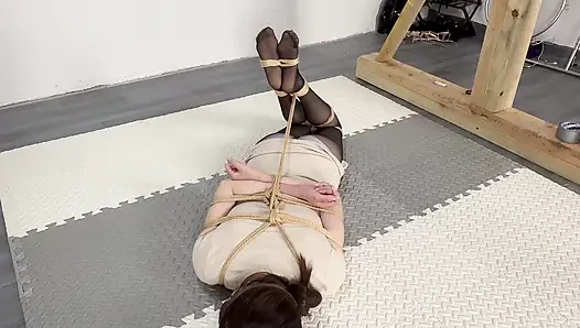 Siyah iplik ol zorlar, elektrik şoku, anal tıkaç + mace doruğa çıkıyor