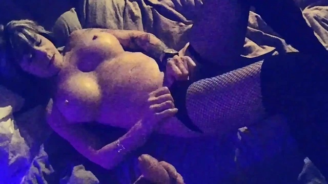 Seksi Süper Ateşli Olgun Nine Bağlı, Azdırıyor, Yalıyor Ve Her Yere Fışkırtana Kadar Sikiliyor.