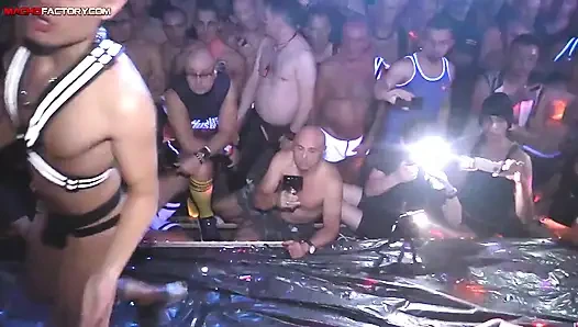 Kalabalığın önünde sikişiyor bölüm 1