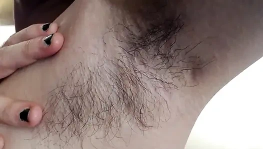 Uzun koyu kıllı koltuk altı yakın çekim