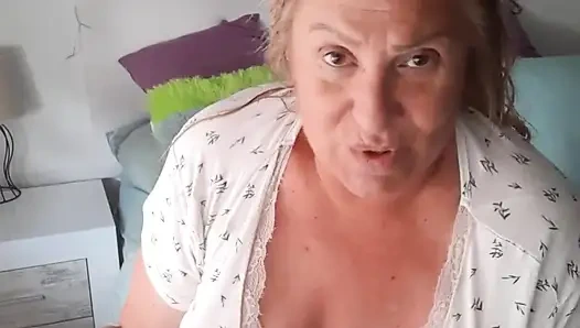 Fina duştan tamamen çıplak çıkar ve hazırlanırken sohbet ediyor