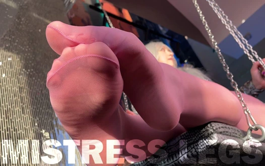 İnce ince pembe külotlu çoraplı tanrıça sevimli ayaklar yüzünüzün yanında sallanıyor