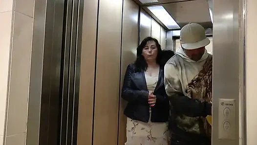 Orta yaşlı seksi kadın büyük bir yarağı emiyor ve sonra kanepede derine biniyor