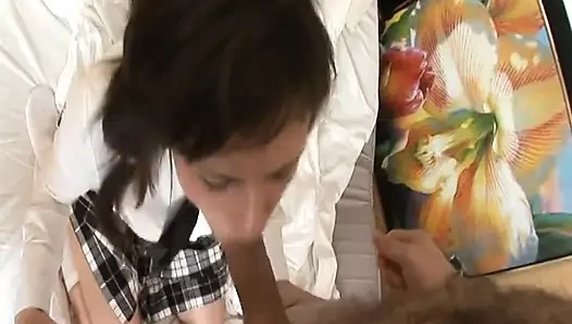 Darkhaired üniversiteli kız Irene rüzgara doğru geçişte gezinmekten hoşlanıyor