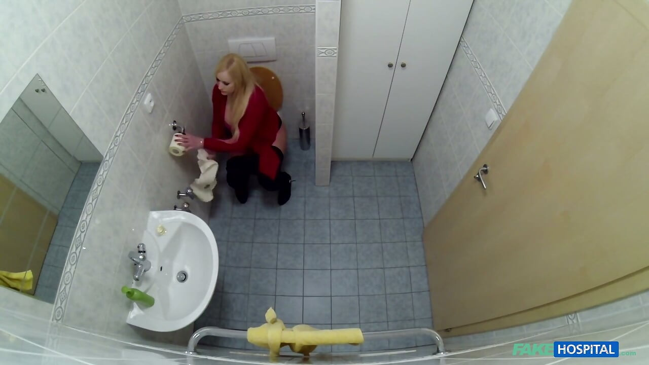 Fake hospital - sahte hastane doktoru yeni sarışın bir hastanın öksürüğüne vahşi bir fışkırtma seansı ile teşhis koyuyor