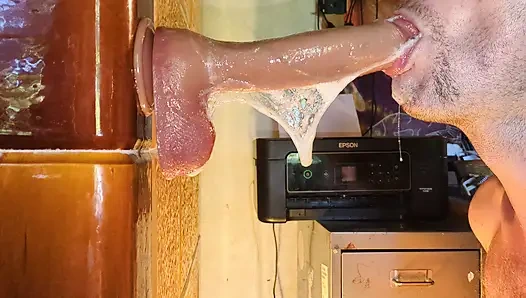 Duvara karşı ıslak tükürük gırtlağına kadar alıyor