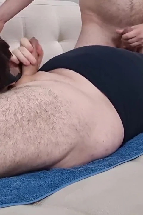 Biseksüel koca karısını bir arkadaşıyla paylaştı. Üçlü. Orta yaşlı seksi kadın gavat Strapon. Bölüm 3. Ep 27 2506