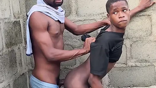 Twinks hausa oğlan her nasılsa sikilmeyi seviyor